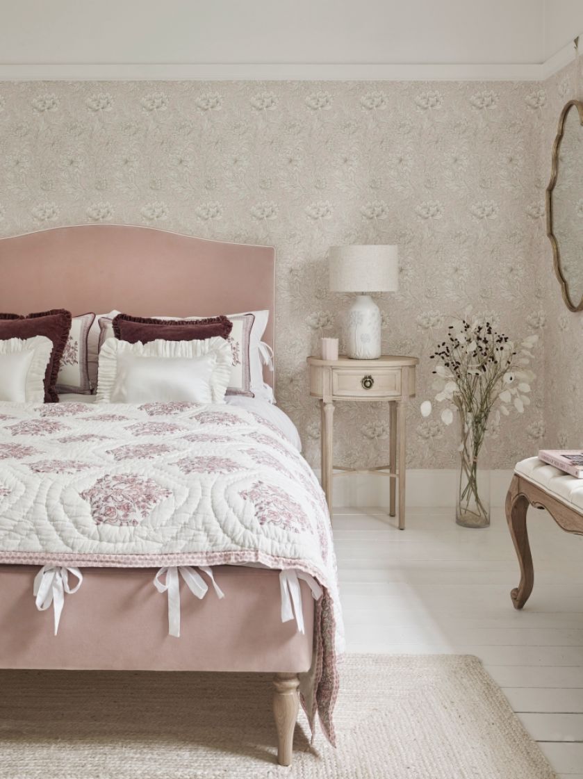 pastelowa różowa sypialnia