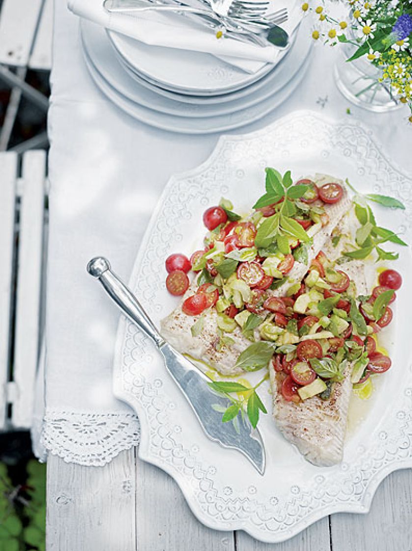 Ryba z salsą z pomidorów i awokado. Letnie przyjęcie