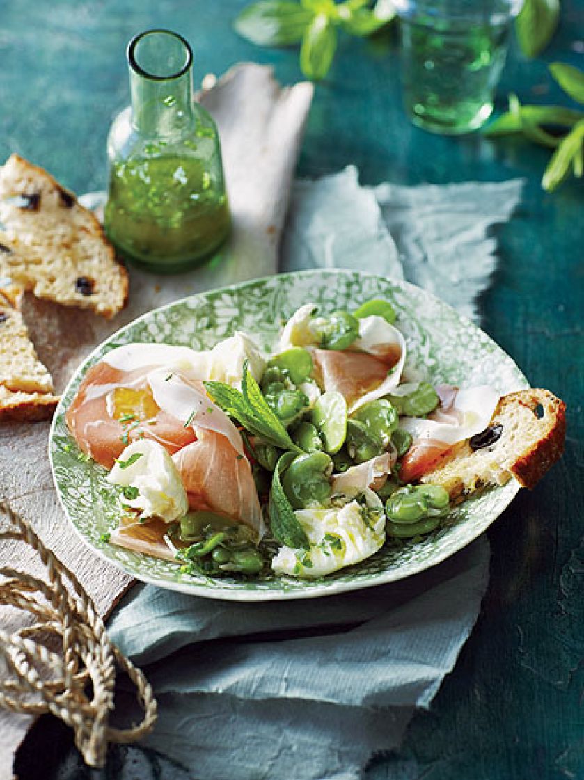 Sałata z prosciutto, bobem i mozzarellą