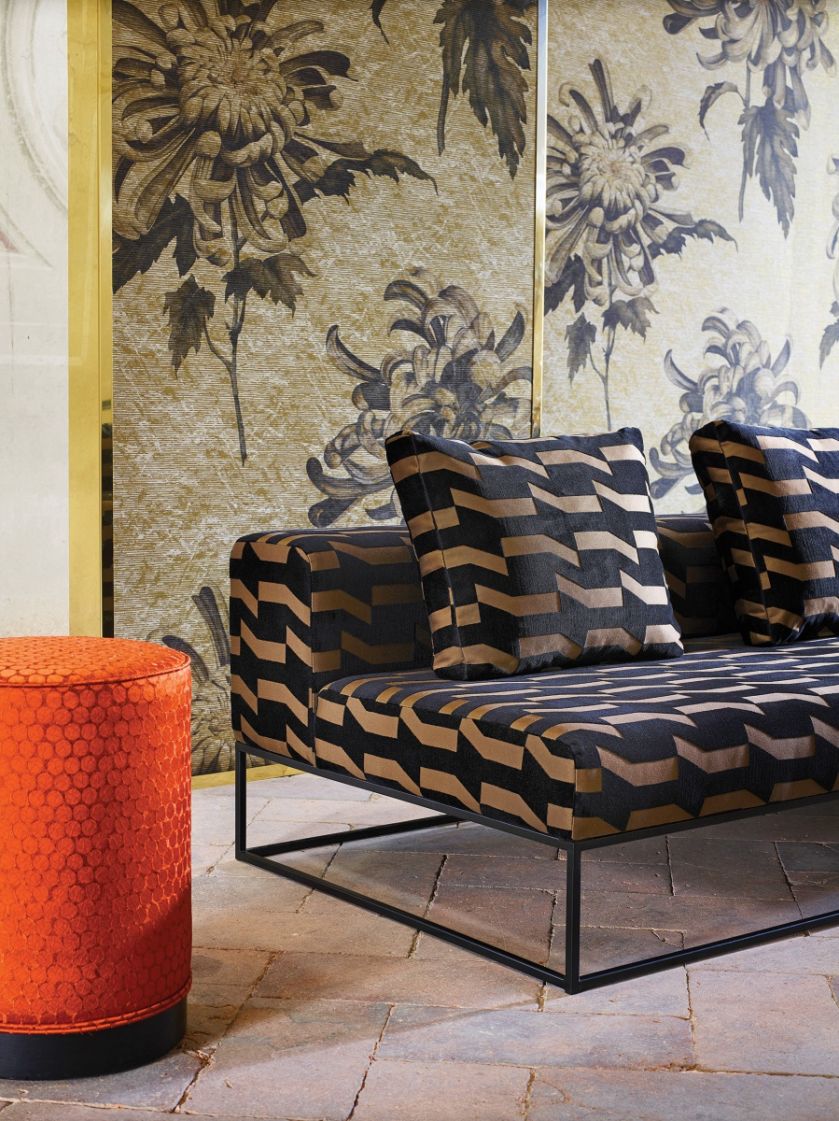 Na fotelu satynowa tkanina Delamarre Faded Amethyst z welwetowymi tłoczeniami, kolekcja Conway Velvets, Zoffany, decodore.pl