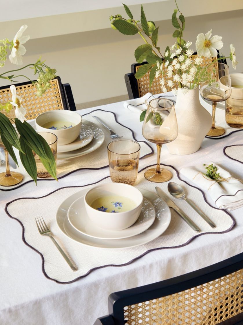 Wielkanocne dekoracje stołu w naturalnym stylu