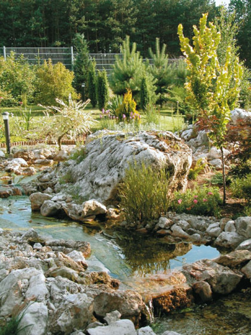 Wygląda niemal jak naturalny, ale płynący przez ogród potok to dzieło rąk ludzkich.
