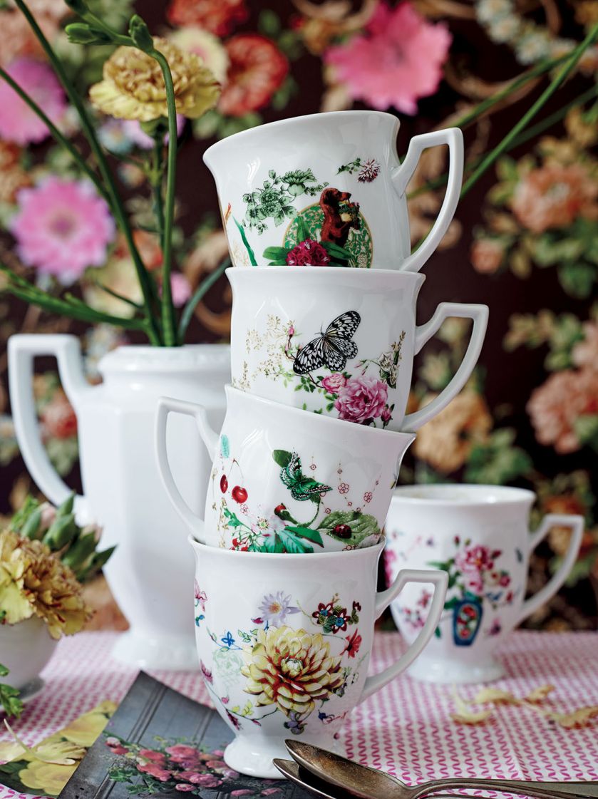 Zastawa stołowa z roślinami i owadami