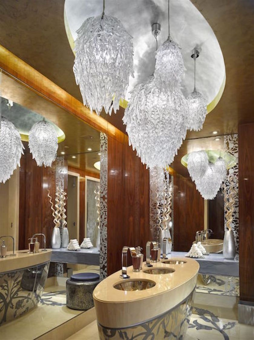 Inspirowane szyszkami Chmielu prześliczne lampy kryształowe w eleganckiej łazience prywatnej willi w Dubaju.