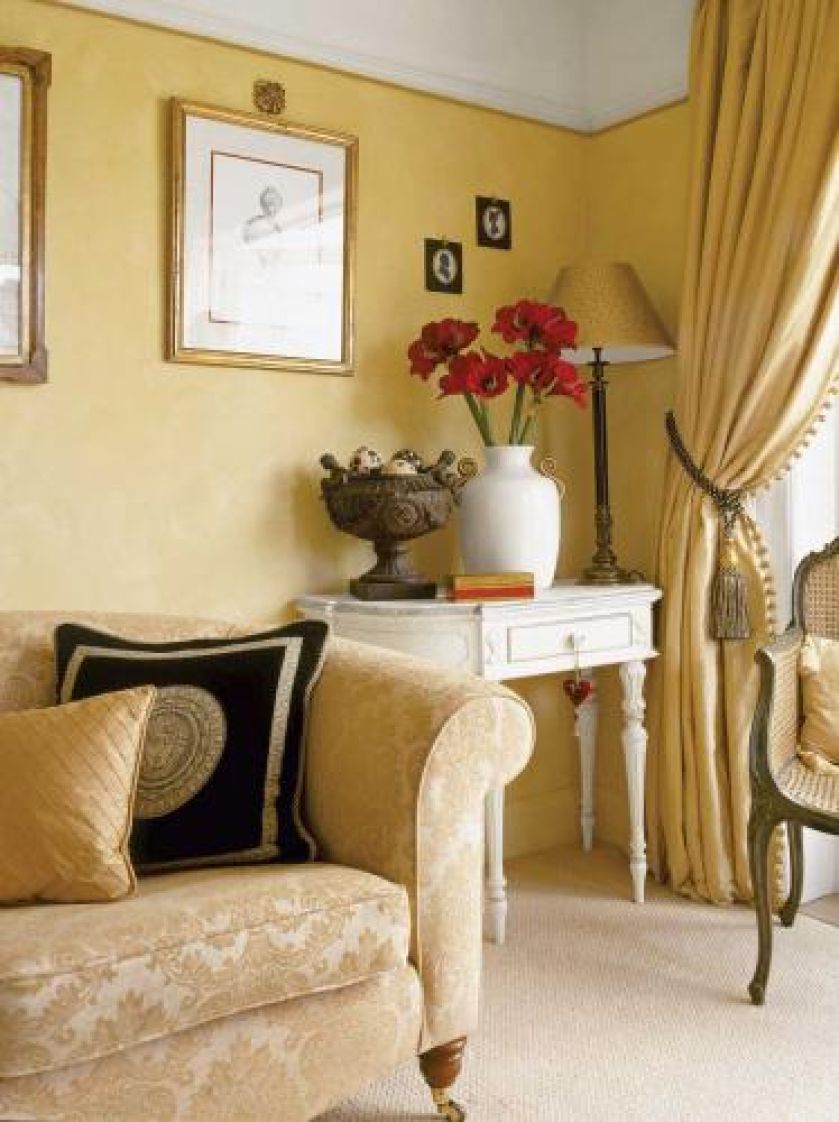 Na białej konsoli stoi lampka i wazon.