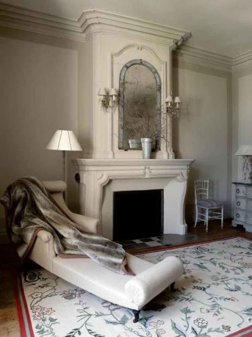 Przy kominku stoi szezlong. Zameczek dla dwojga