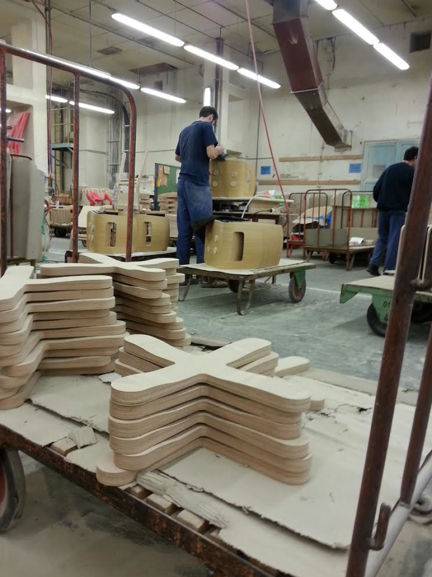 Ręcznie sprawdzone elementy krzeseł TON czekają na złożenie.