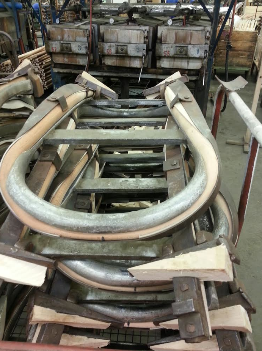 Oparcia krzeseł leżą w specjalnym metalowym kołnierzu.