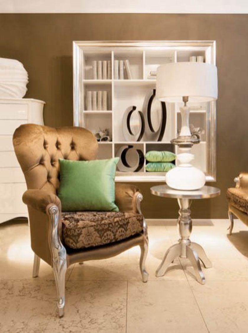 Pikowana Anita obita pluszem. Nóżki wykończone są srebrem - 2525 zł. MEBLONOWAK