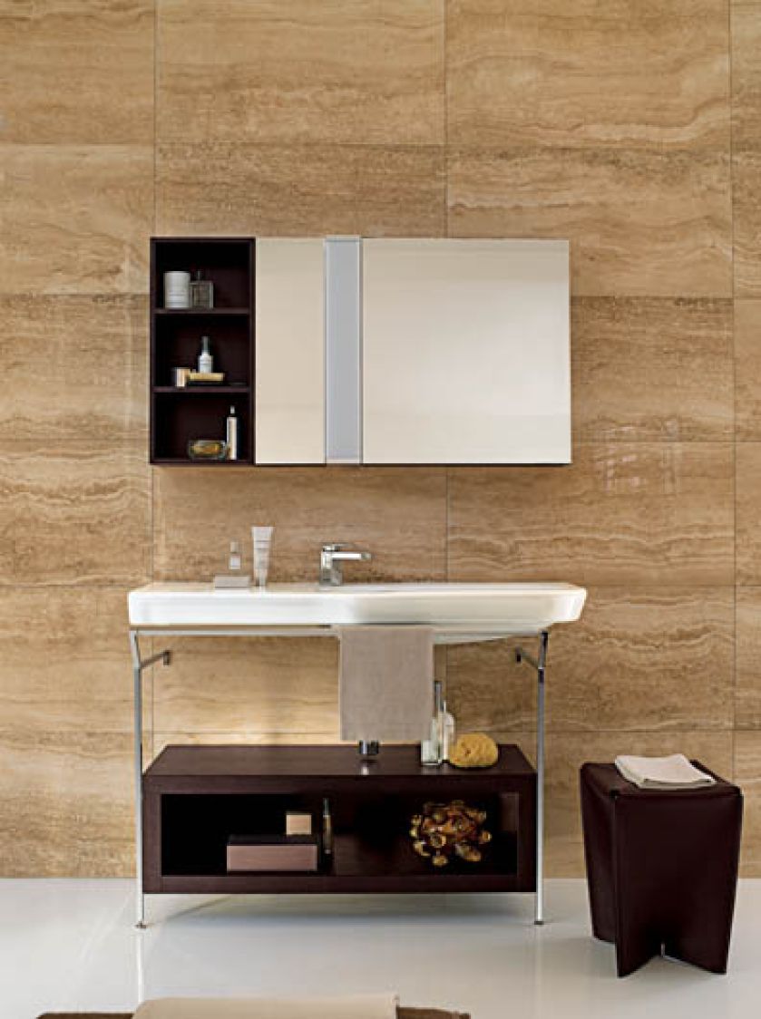 Pojemna szafka za lustrem i kubik pod umywalką. ROCA