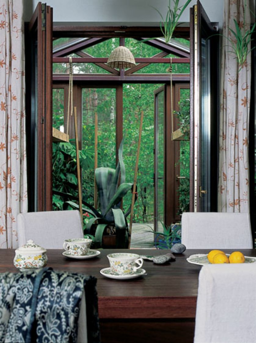 Przez wielkie okno ogród zdaje się wchodzić do domu.