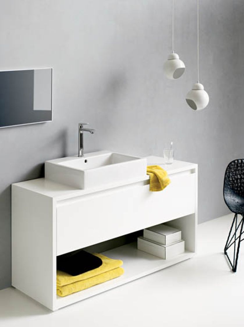 Solidna szafka z MDF-u zwieńczona baterią Metris 200. HANSGROHE