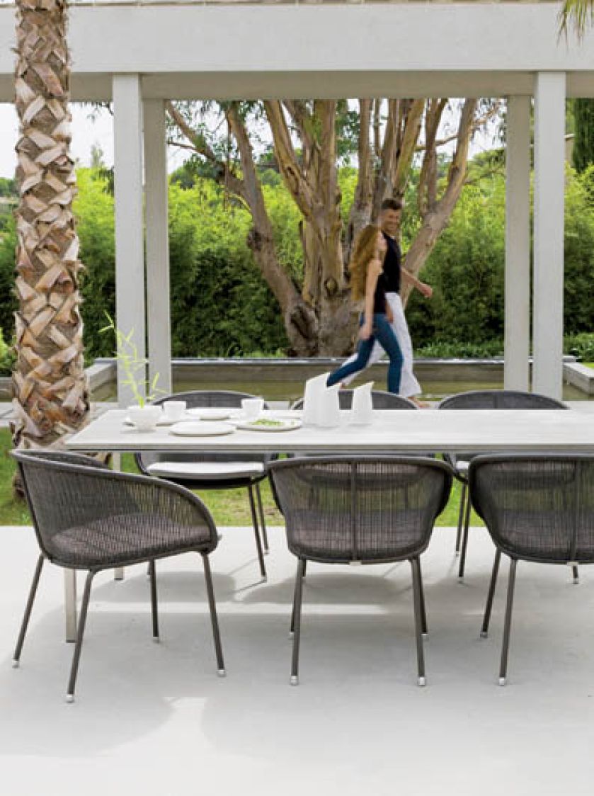 Stół Pure ze stali nierdzewnej kosztuje 11 068 zł. Do kompletu krzesła Shellton (1372 zł/szt.). DECOLOR