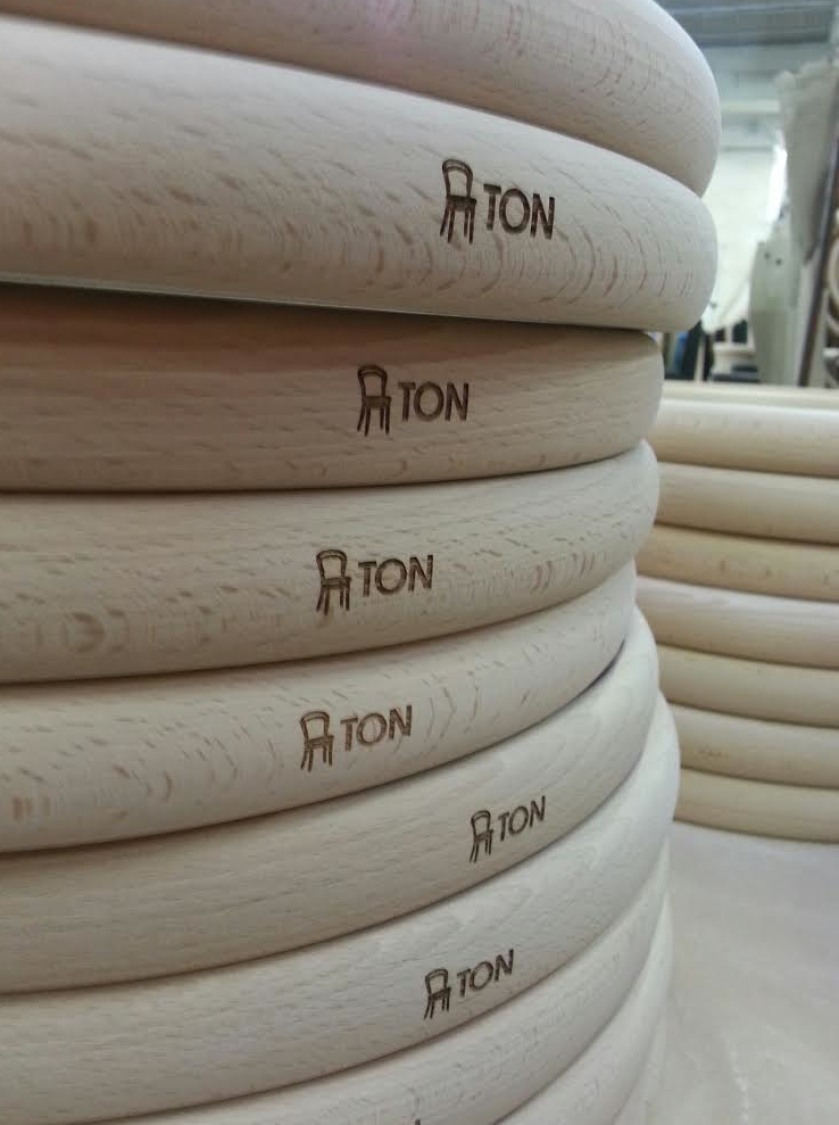 Znak firmowy na oparciach krzeseł. Mistrzowsko gięte krzesła TON