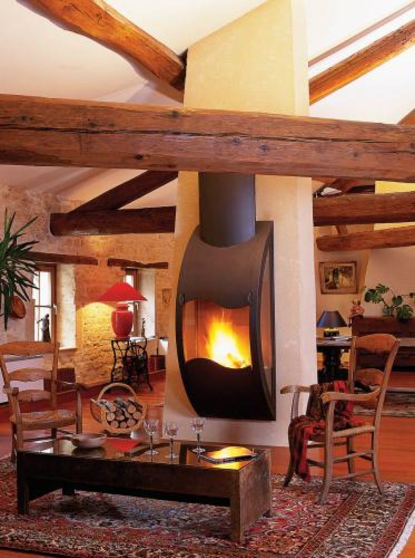 Jak ścianka działowa. Model Gaia ma odsuwaną szybę, więc pozwala cieszyć się urokiem otwartego ognia. MIRO-LES FOYERS