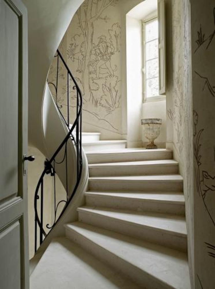 Klatkę schodową zdobi relief. Zameczek dla dwojga