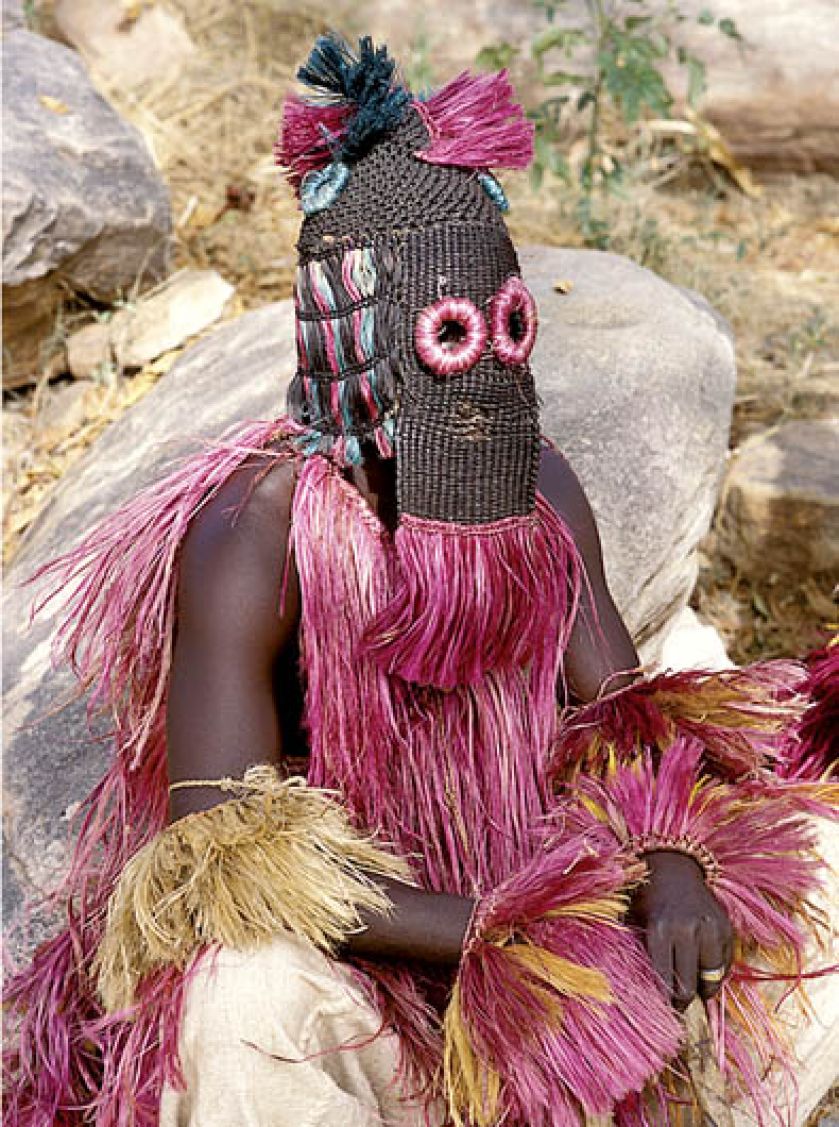 Tancerz w tradycyjnym stroju Mali, Afryka. Fot. EK Pictures