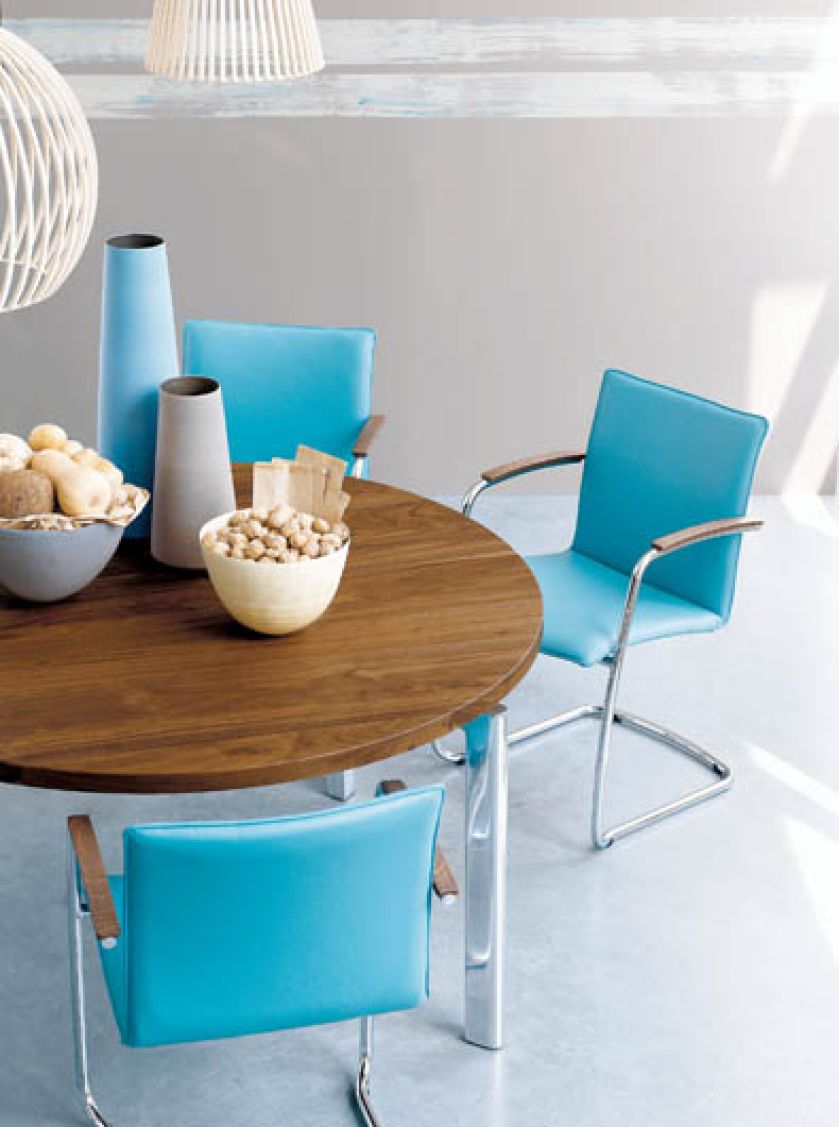 Tradycja i nowoczesność: drewniany blat na chromowanych nogach. STUDIO ITALIA