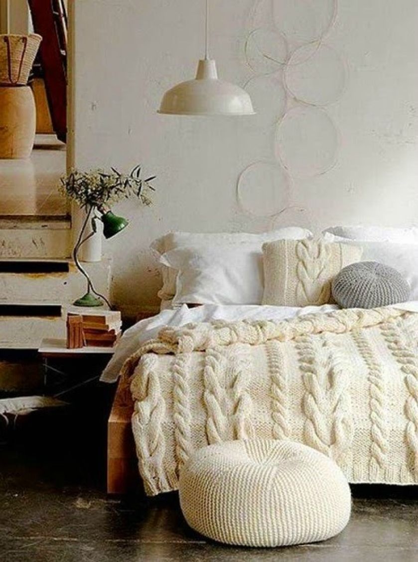 Zimą nie tylko my ubieramy się cieplej, ale także dekorujemy ciepłymi i nastrojowymi dodatkami sypialnie i salony.