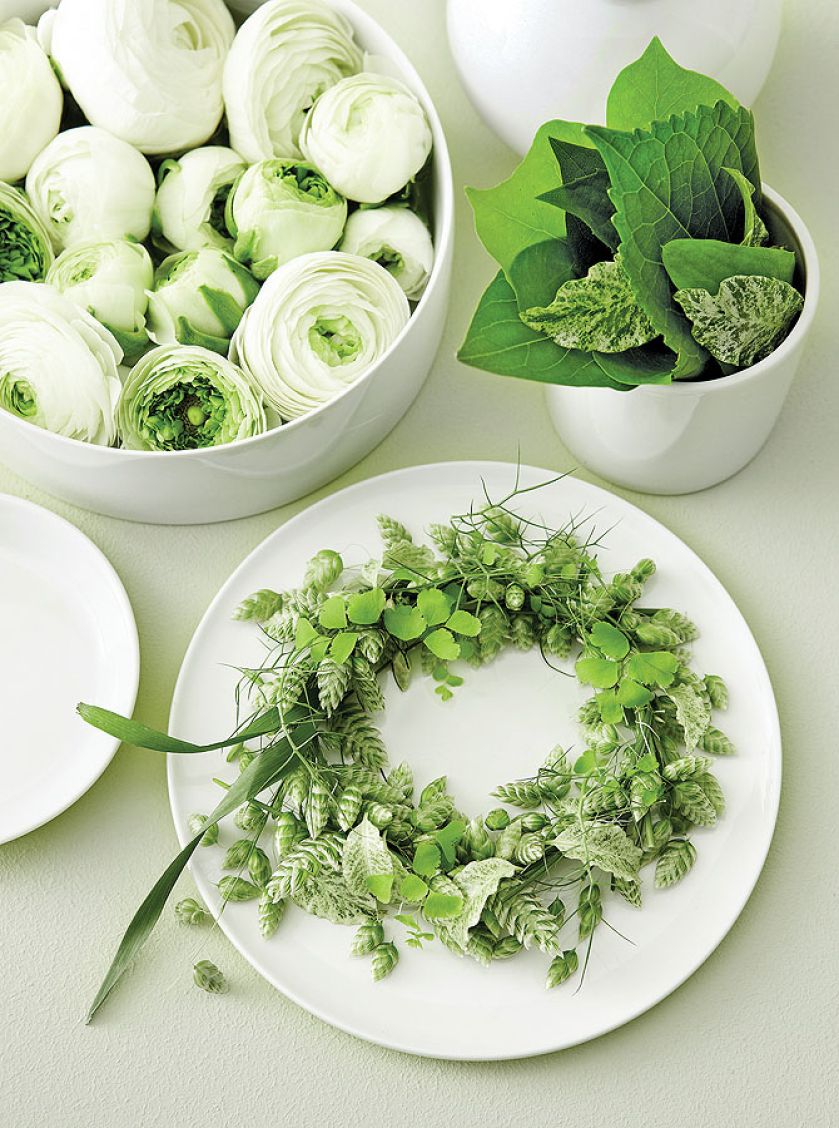 Do kompozycji z białych kwiatów warto dodać pojedycze zielone akcenty: liście babki, gałązki kolendry czy