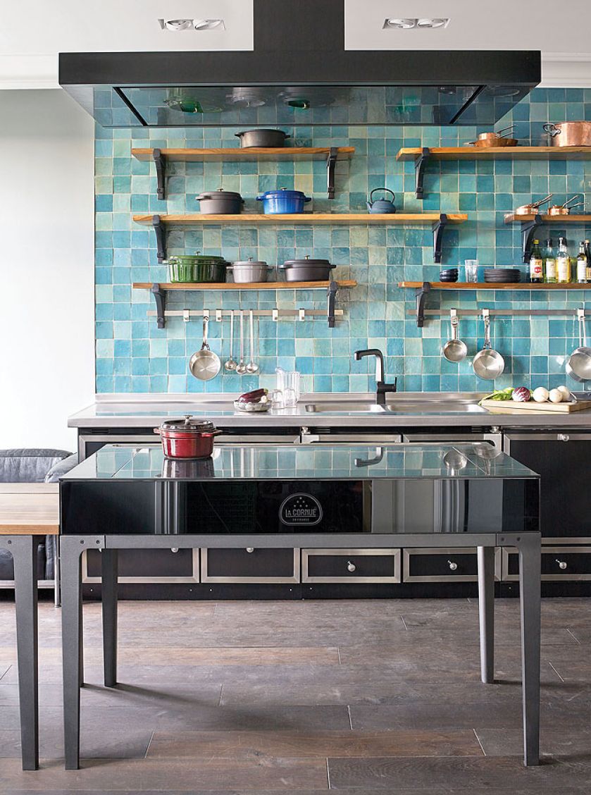 Inteligentny sprzęt kuchenny wystawiamy na półki i blaty.