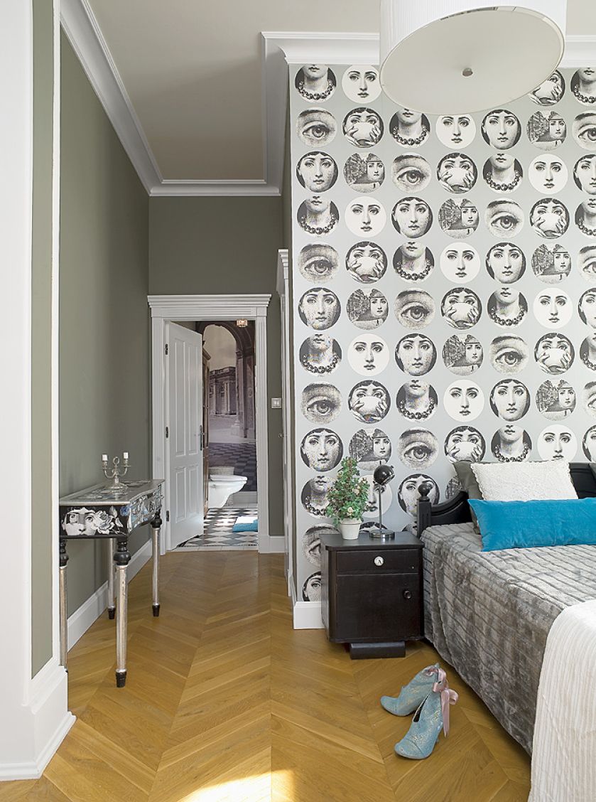 Na ścianie kultowa tapeta Fornasettiego przełamuje powagę angielskiego stylu.