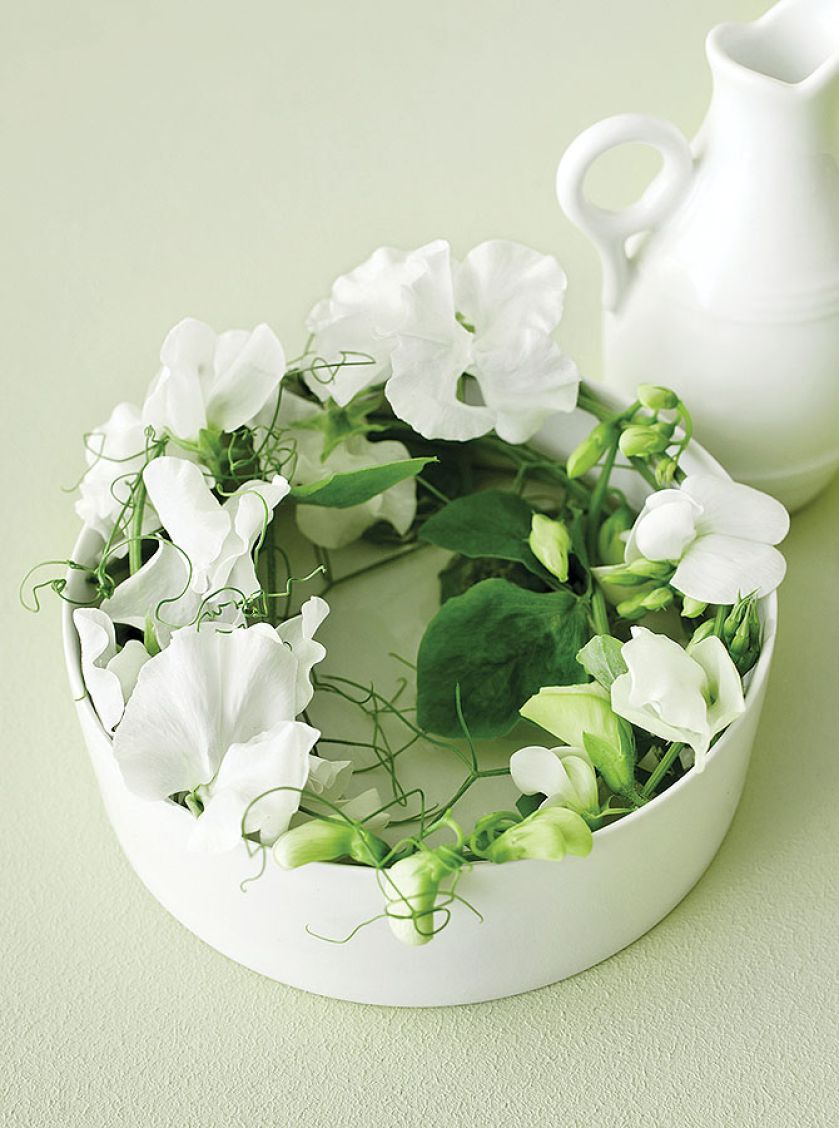 Urokliwe kształty kwiatów i gałązek podkreślą równie wyjątkowe naczynia.