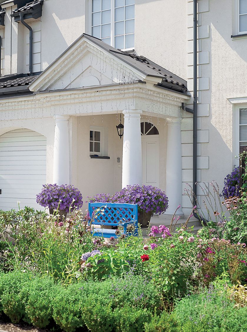 Wokół domu rozciąga się ogród pełen róż. To różnany raj właścicielki.