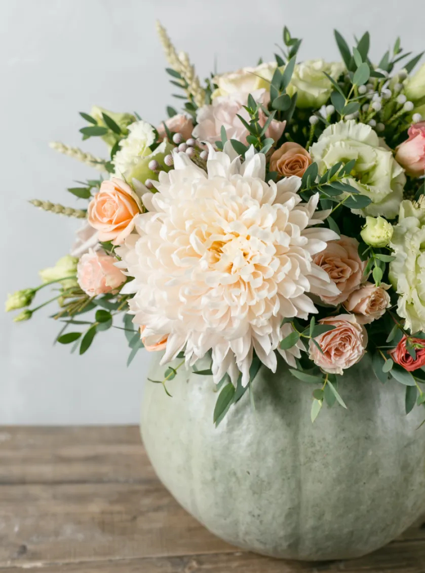 biała dynia z kwiatami