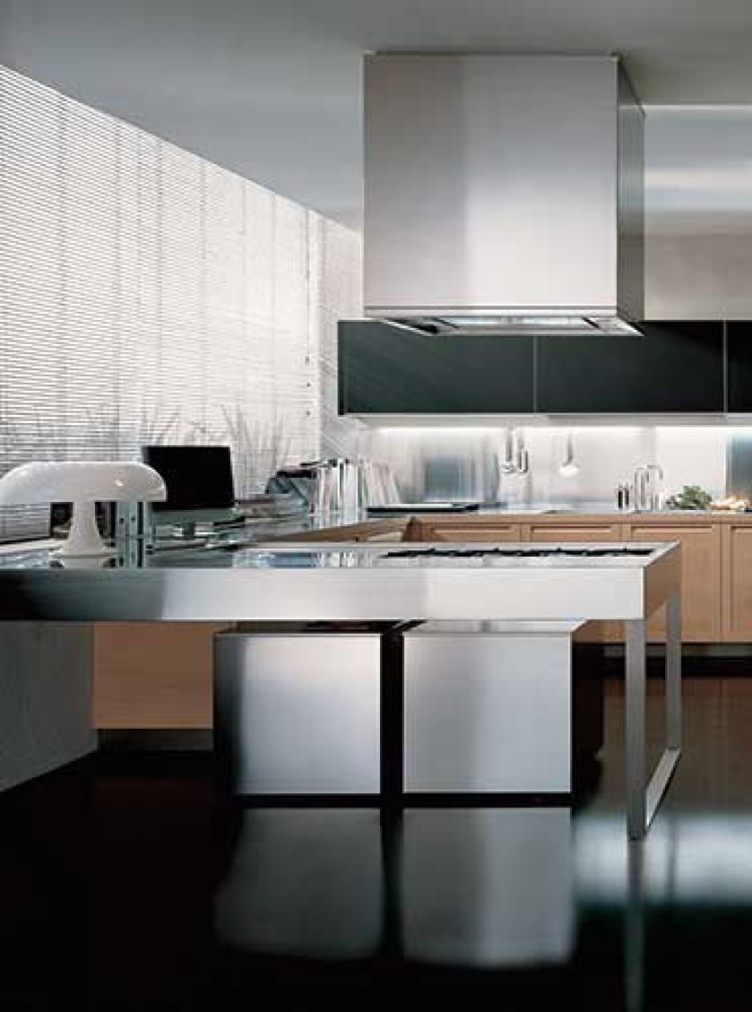 Ciekawe połączenie praktycznych blatów ze stali z klasycznymi drewnianymi szafkami. Kuchnia Time firmy Varenna