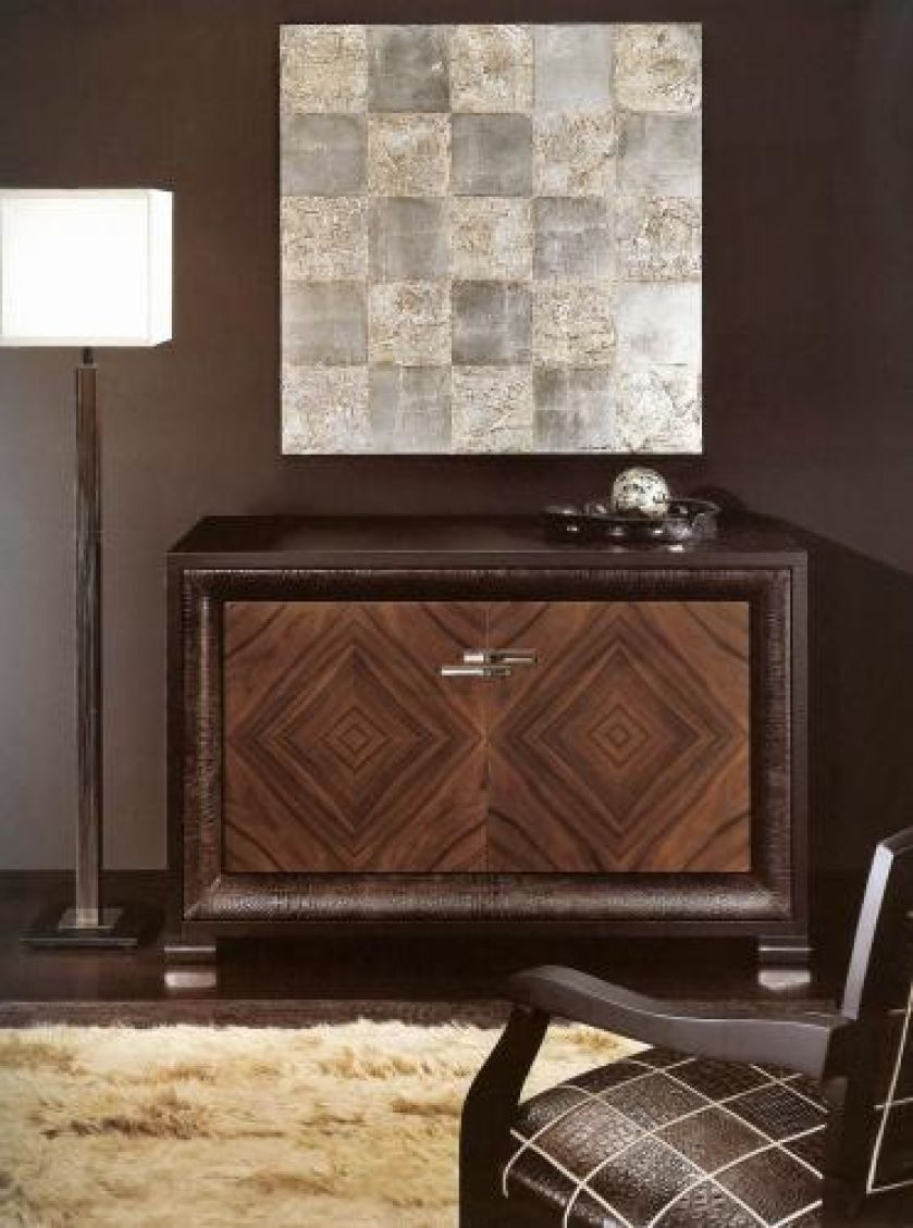 Domino DeLux: palisandrowe drzwiczki, rama pokryta skórą à la krokodyl. Cena – od 15 465 zł. SMANIA