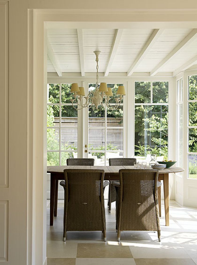 Drewniany stół Helsinki kosztuje 8995 zł, za plecione krzesła Newcastle zapłacimy 1885 zł/szt. DECOLOR