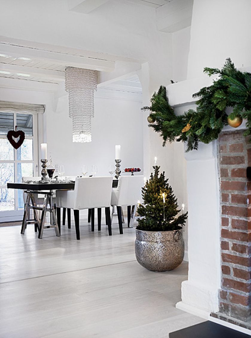 Imponująca lampa nad stołem to spadek jaki został gospodyni po urządzeniu pewnego nocnego klubu.