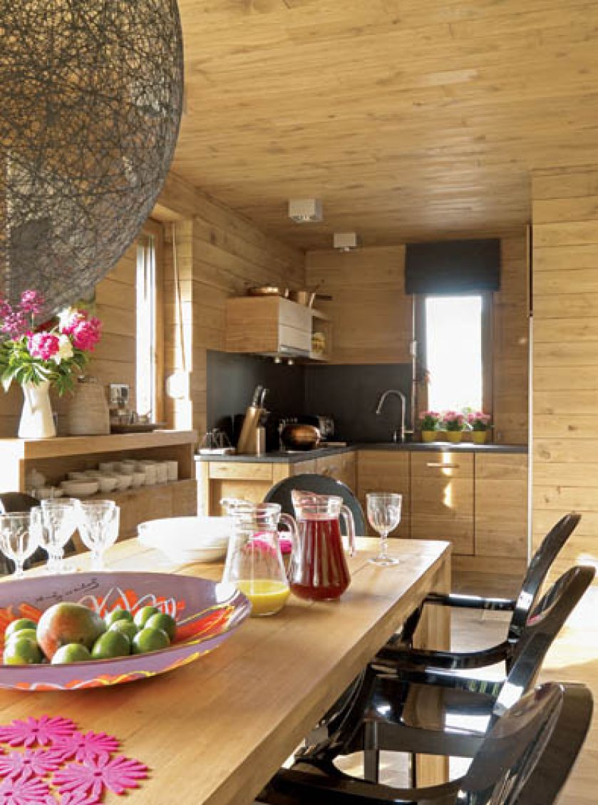 Kuchenny szafek prawie nie widać. Mazurskie luksusy