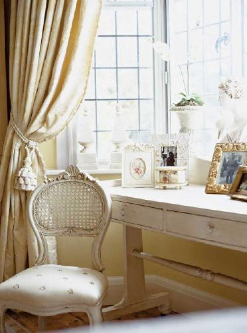 Przy oknie stoi konsola i krzesło. Francuski klucz