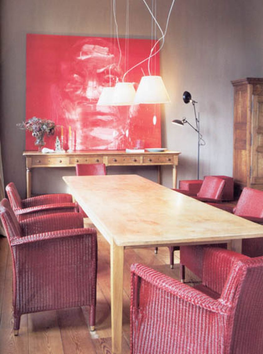 Tradycyjny splot i modna czerwień. Za fotel Deauville (z maty lloyd loom) firmy Vincent Sheppard zapłacimy 1932 zł. DECOLOR