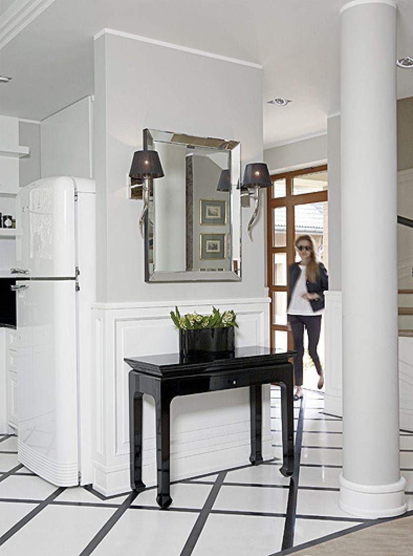 Zestawienie czerni z bielą: biała lodówa i czarna konsola Queens z BBHome.