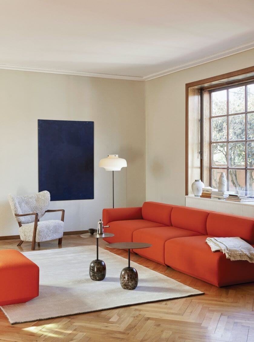 kanapa przy oknie w salonie