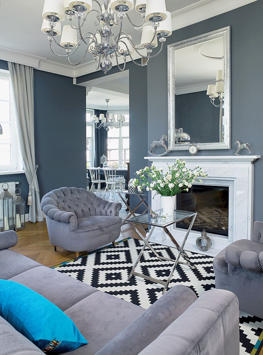 Do klubowych foteli pasowała szara sofa Lege artis. Szklane stoliki są z Romantic Home, stojące lampy z Amplex. Sztukaterie