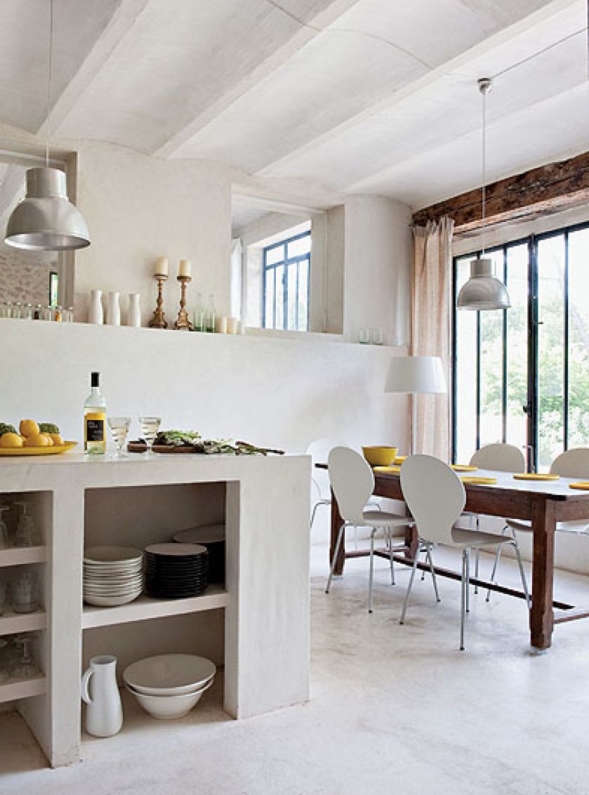 Armaturę nad zlew gospodyni kupiła we włoskim sklepie Rubinetterie Stella, lampę w BHV.