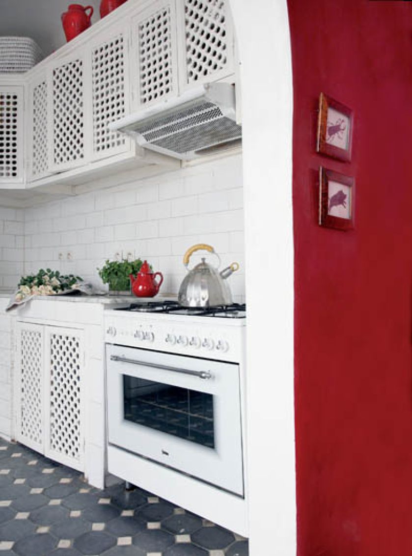 Drzwiczki kuchennych szafek wyglądaja jak marokańskie okiennice.