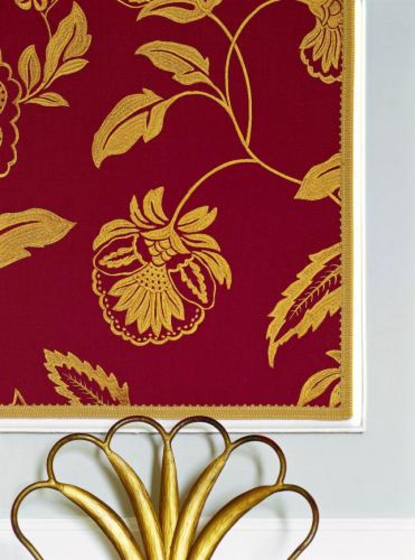 Elegancka tkanina Ajole (marka Zoffany) obszyta taśmą pełni tutaj funkcję obrazu, cena 576 zł/mb. Decodore