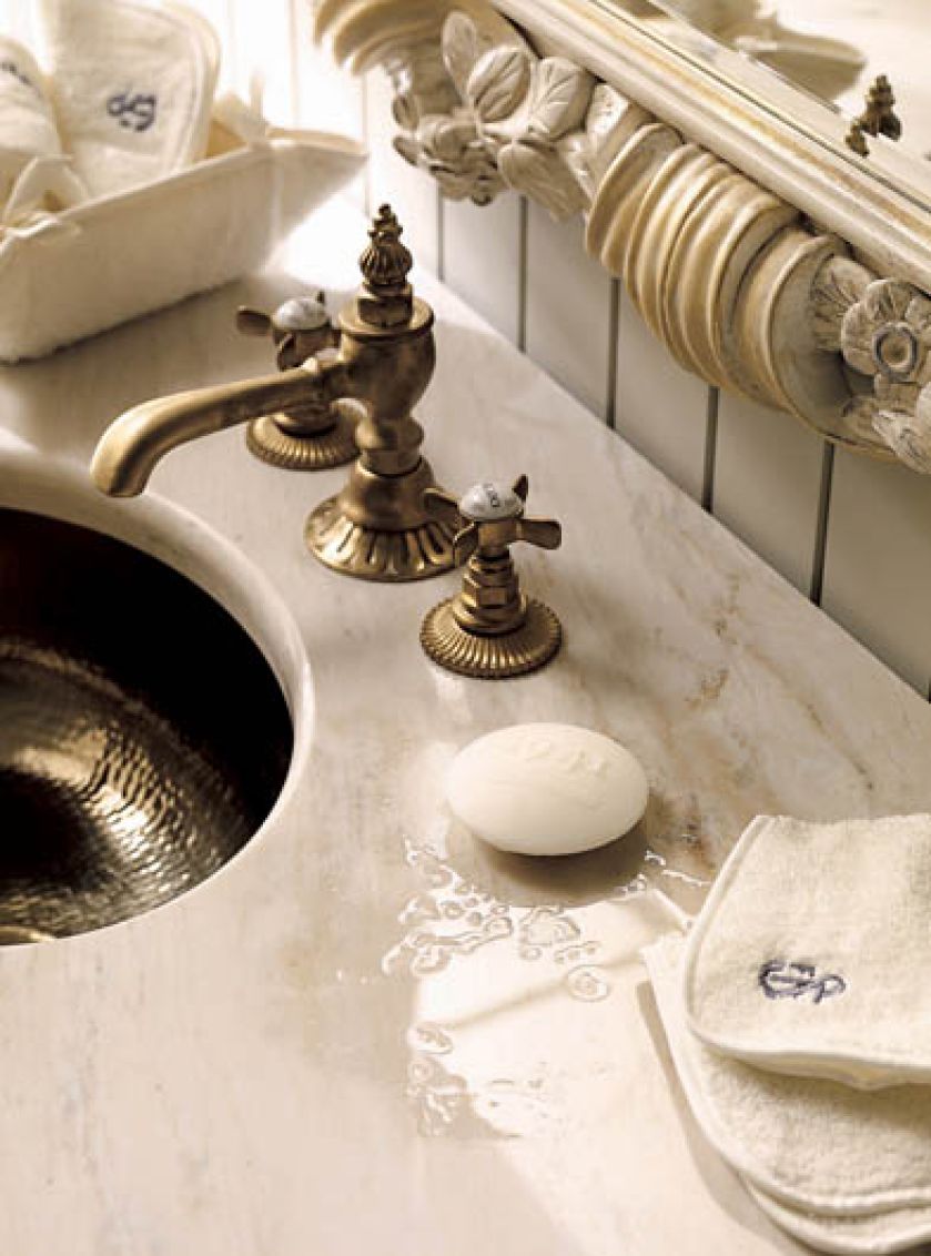 Jak w pałacu: marmurowy blat, stylizowana bateria i umywalka z młotkowanego mosiądzu. GENTRY HOME