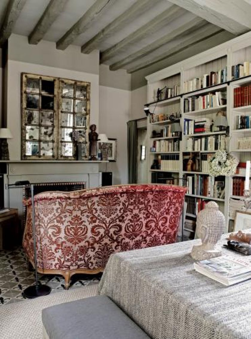 Nad kominkiem w bibliotece wisi stara pozłacana rama okienna, w którą wstawiono lustra. Tu słucha się Chopina.