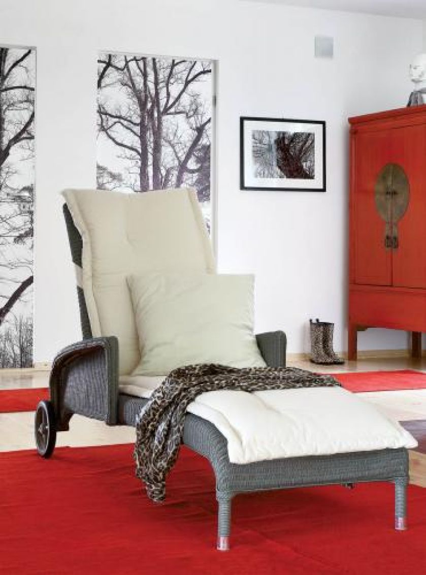 Ogrodowy szezlong w salonie. Urządzony z pomocą... aniołów