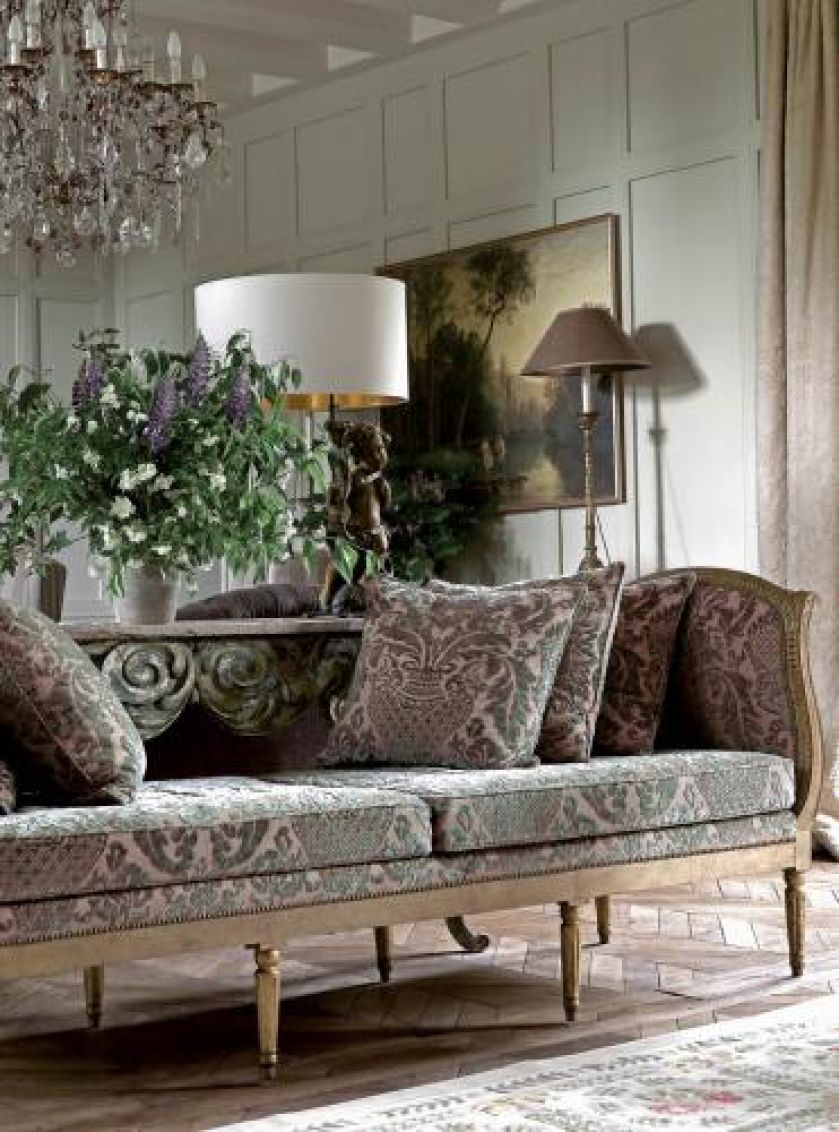 Rekamiera obita wzorzystą tkaniną. Zameczek dla dwojga