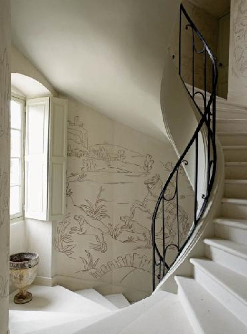 Ściany pokryte głęboko rytymiwzorami były kiedyś pomalowane na bordowy kolor. Chantal szorowała je tak długo,