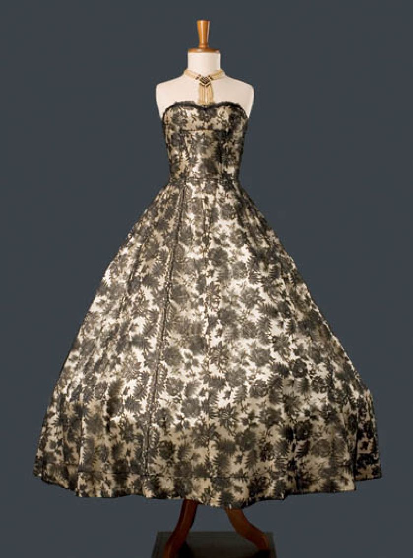 Suknia balowa z czarnej koronki, lata 50. XX w.