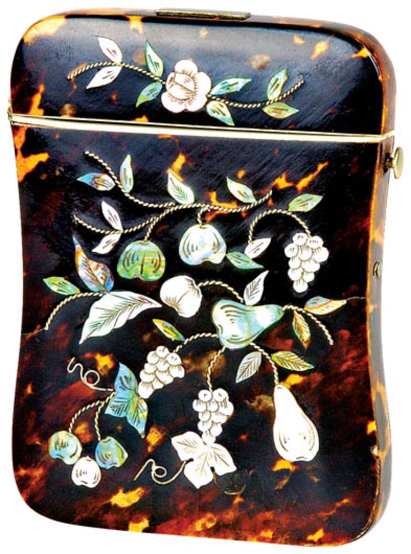 Wizytownik. Skorupa żółwia zdobiona masą perłową i kolorowymi kamieniami, Anglia, 1870-1880 R., z kolekcji Włodzimierza