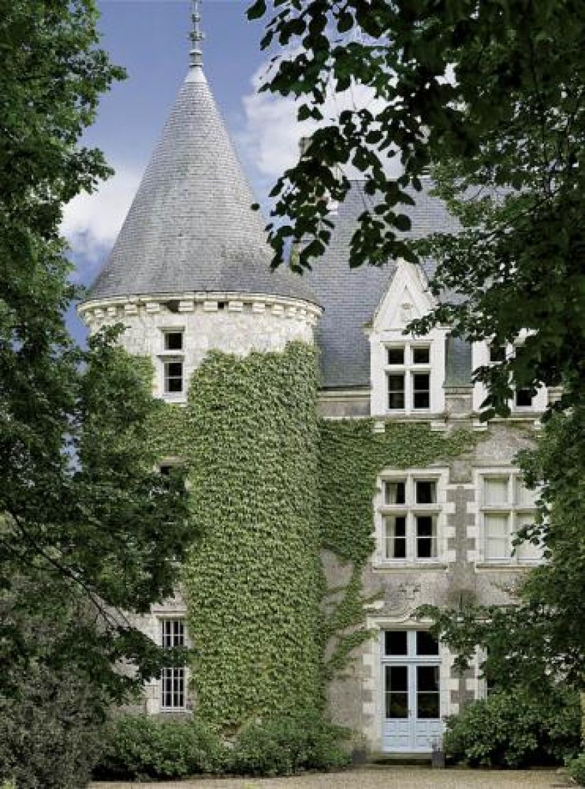 Zamek otacza piękny ogród. Zameczek dla dwojga